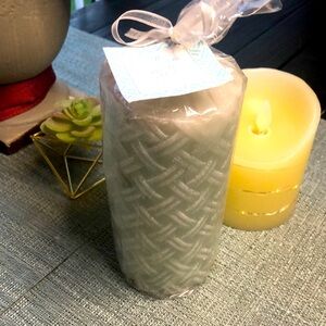 #65a NWOT Fresh Linen Scented Candle